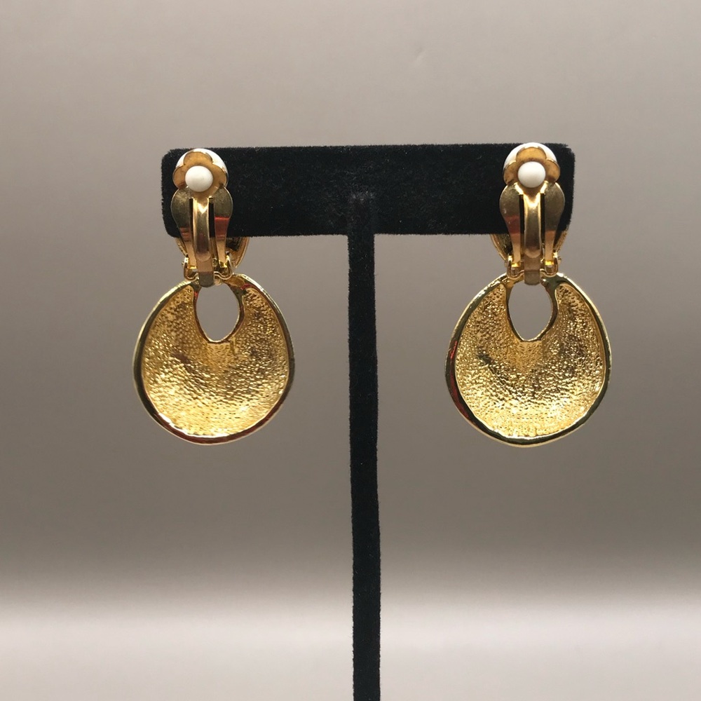 Vintage Gold-Tone Door Knocker Clip on Earrings - Picture 4 of 7